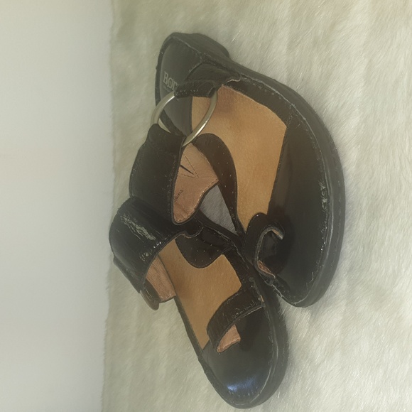 Born Women's black leather sandals shoes slip on toe loop sz 7 - Picture 1 of 5